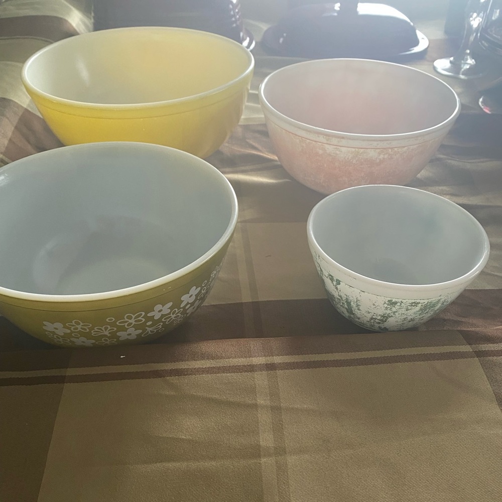 Vintage Pyrex bowls